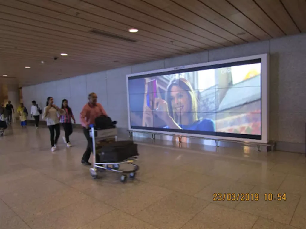 digital-billboard-l2-arrival-post-baggage-belt-area-before-meters-greeters-area-102